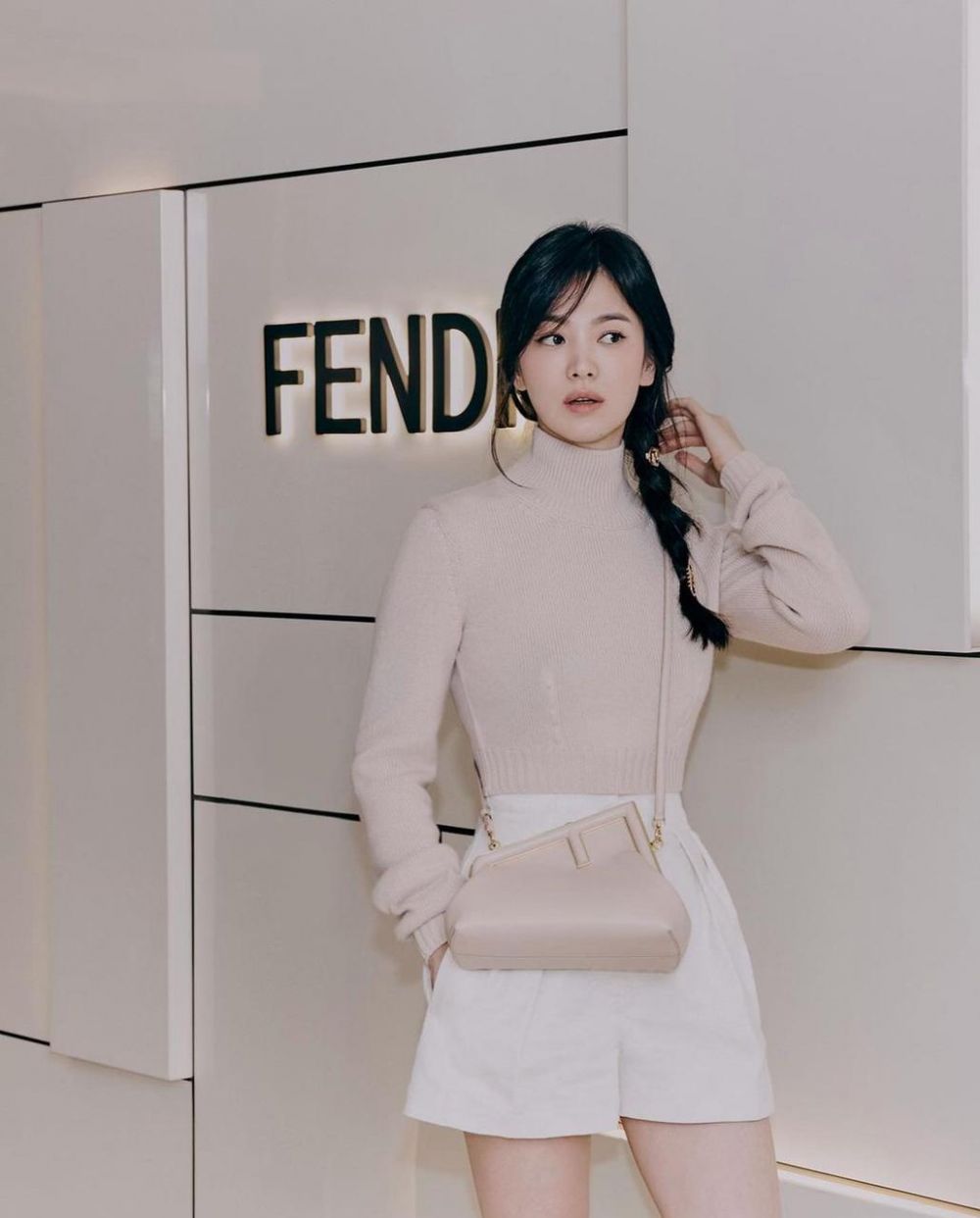 7 Potret penampilan Song Hye-kyo di acara Fendi, curi perhatian