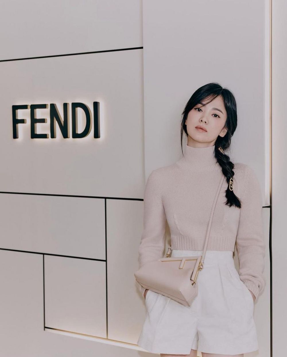 7 Potret penampilan Song Hye-kyo di acara Fendi, curi perhatian