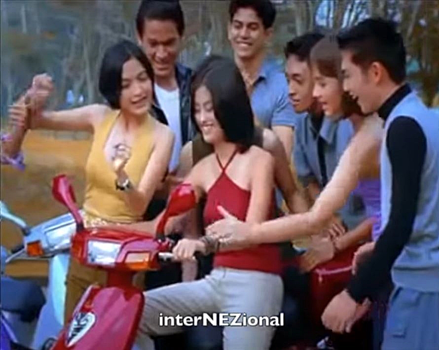 Potret lawas 7 penyanyi cantik jadi bintang iklan motor, manglingi