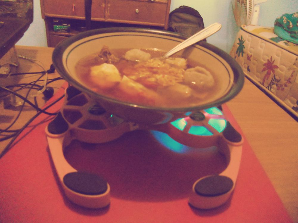 13 Cara absurd dinginkan makanan ini bikin nggak habis pikir