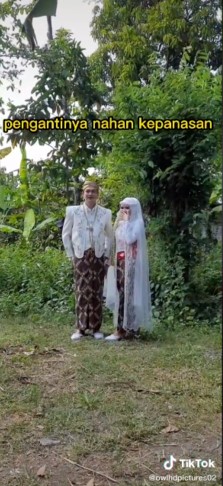 Pernikahan pengantin ini berlatar kebun rumah, hasil fotonya disorot