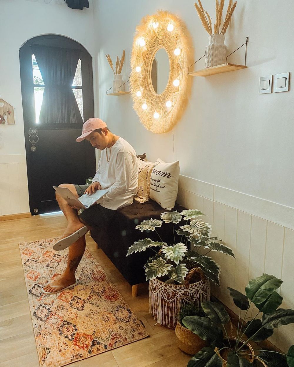 7 Penampakan rumah Ricky Komo, cozy dengan konsep ala kafe