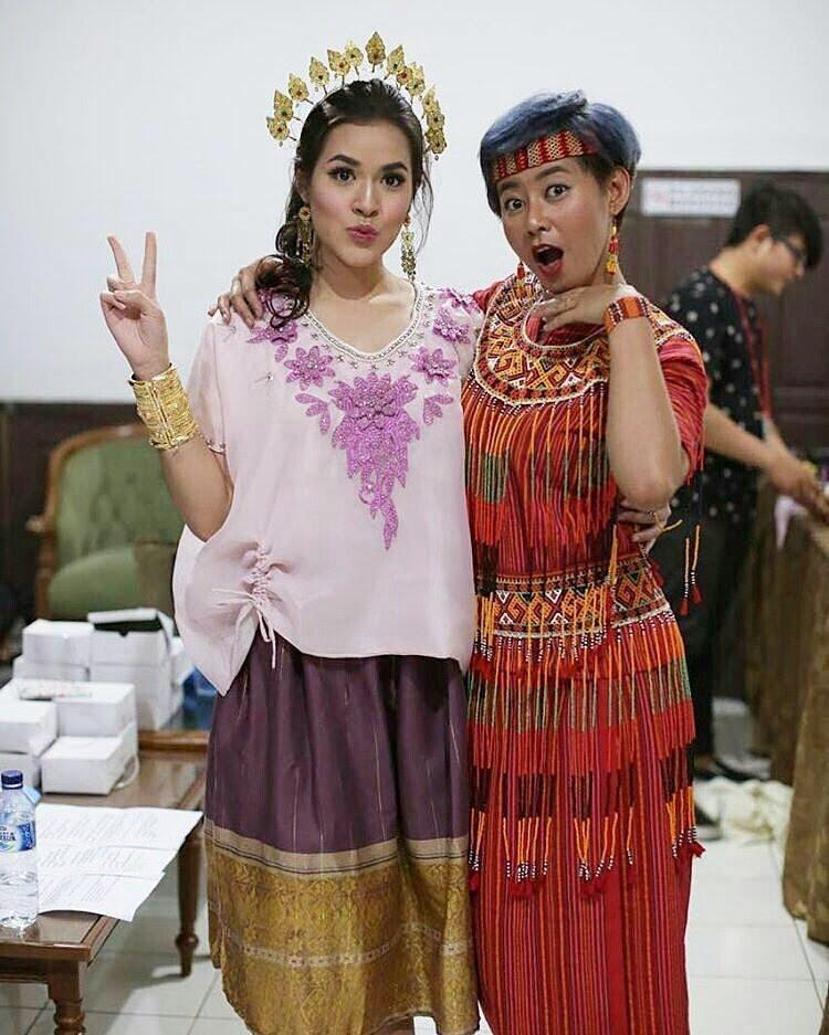 Pesona 7 seleb pakai baju adat Bugis, detail aksesori bikin menawan