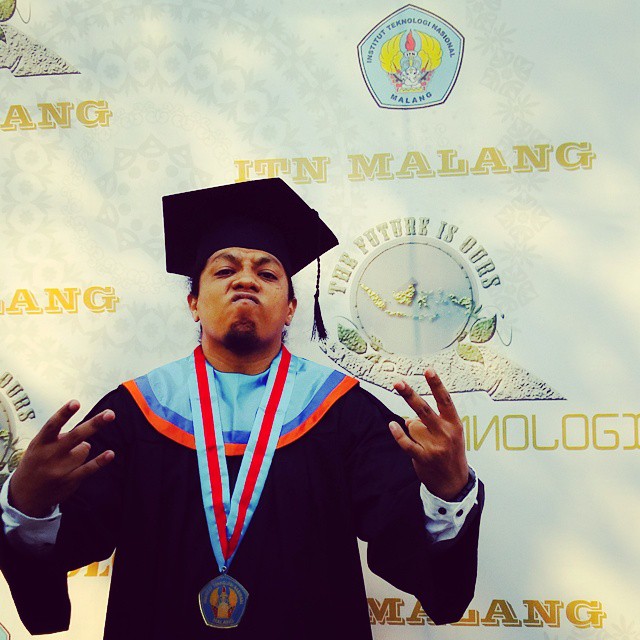 Potret lawas 7 komedian saat wisuda, Raditya Dika curi perhatian