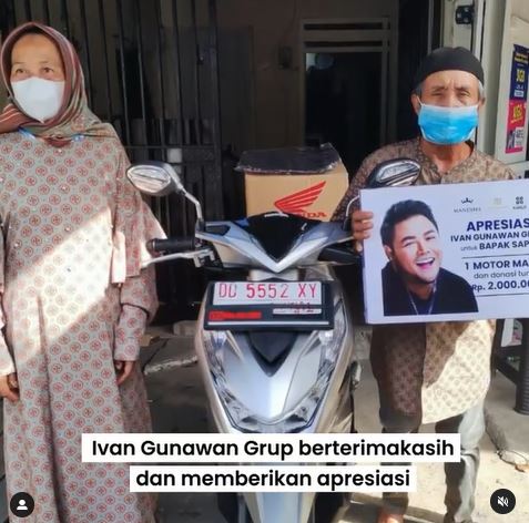 Ivan Gunawan berikan sepeda motor untuk kakek viral pejuang vaksin