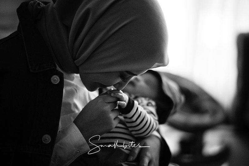 7 Gaya pemotretan Zaskia Sungkar bareng anak, simpel tapi dramatis