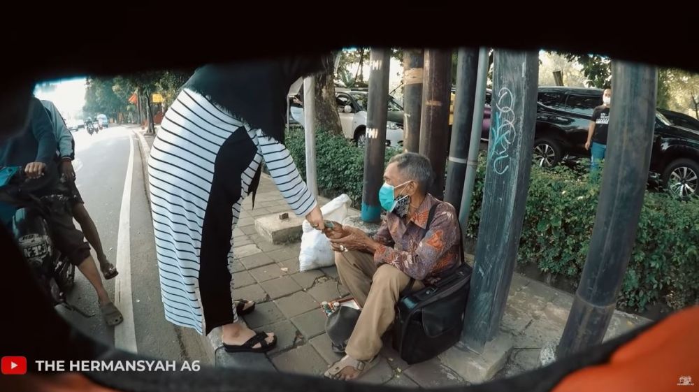 9 Momen haru Ashanty 'borong' jualan pedagang keliling, bikin salut