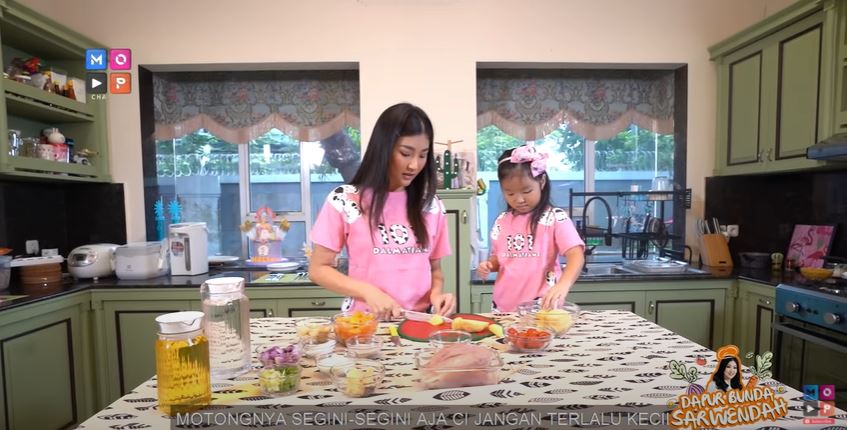5 Tips masak ala Sarwendah biar anak lahap makan, mudah ditiru