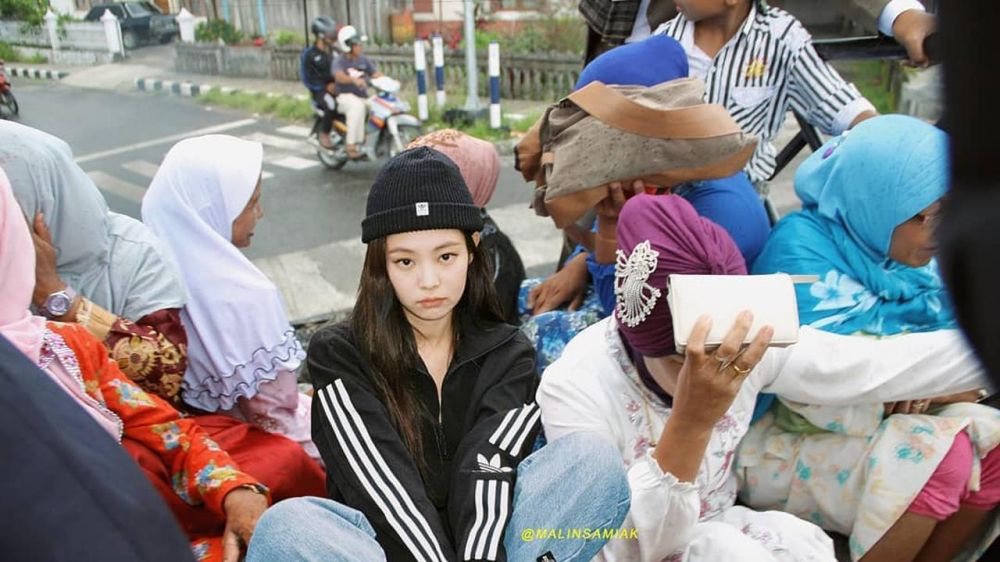 6 Potret editan foto Jennie Blackpink di Bukittinggi, kocak abis