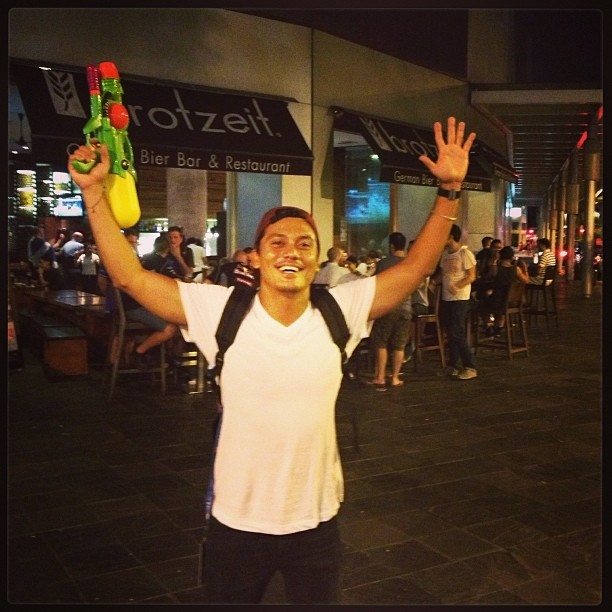 11 Potret Tipi Jabrik, kakak Luna Maya pelatih surfing Olimpiade Tokyo