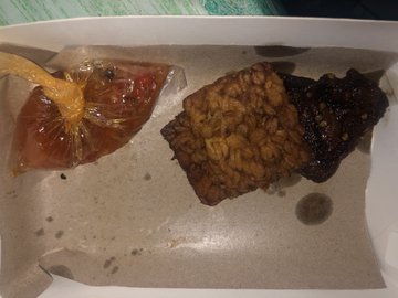 13 Momen apes buka nasi kotak ini bikin ngelus dada