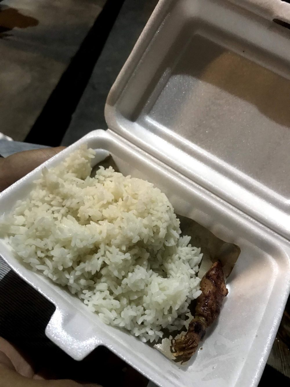 13 Momen apes buka nasi kotak ini bikin ngelus dada