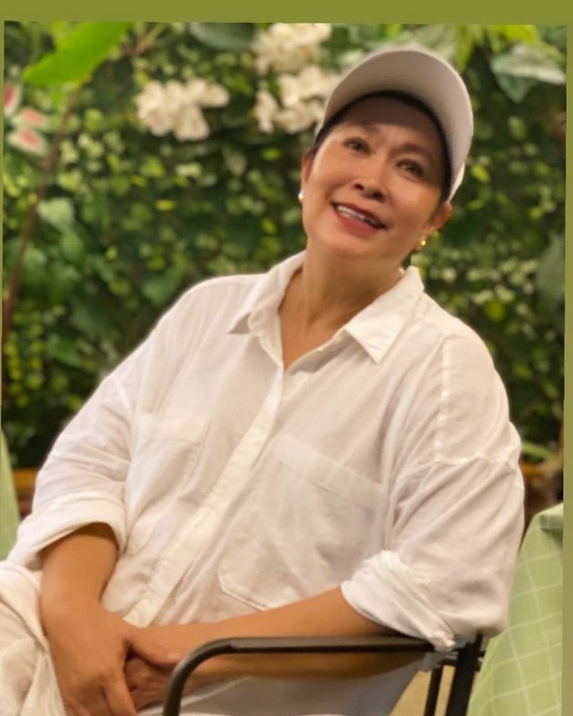 11 Potret terbaru Jenny Rachman, kian menawan di usia 62 tahun