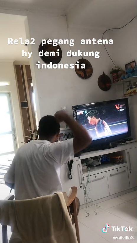 Aksi pria nonton laga Greysia/Apriyani sambil pegang antena TV, kocak