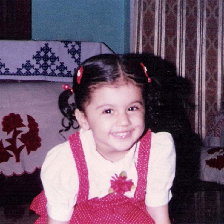 9 Potret masa kecil Taapsee Pannu 'Thappad', gaya rambutnya lucu