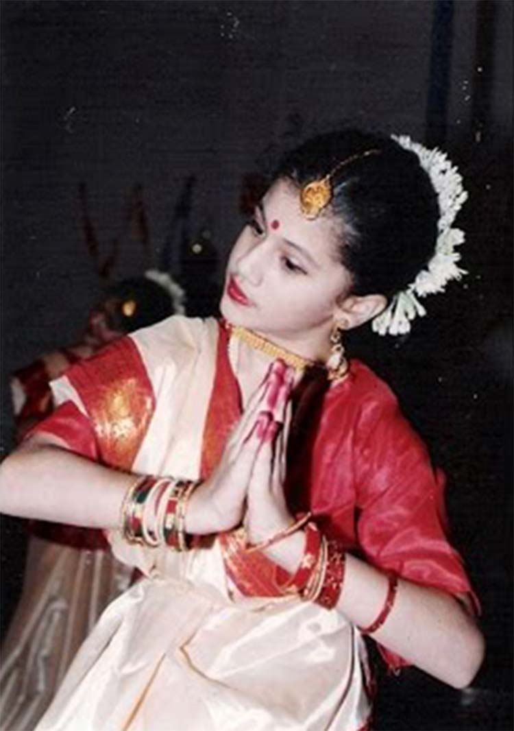 9 Potret masa kecil Taapsee Pannu 'Thappad', gaya rambutnya lucu