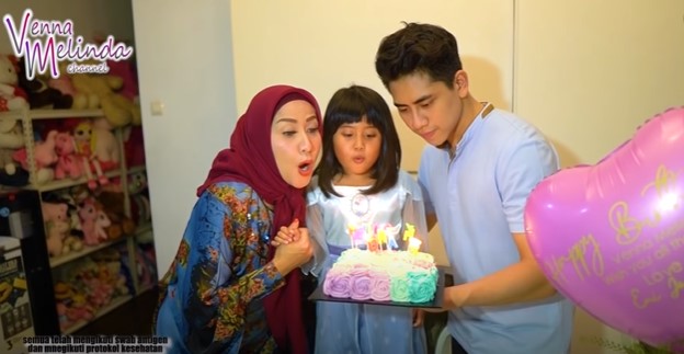 7 Momen ulang tahun ke-49 Venna Melinda, penuh berkah bersama keluarga
