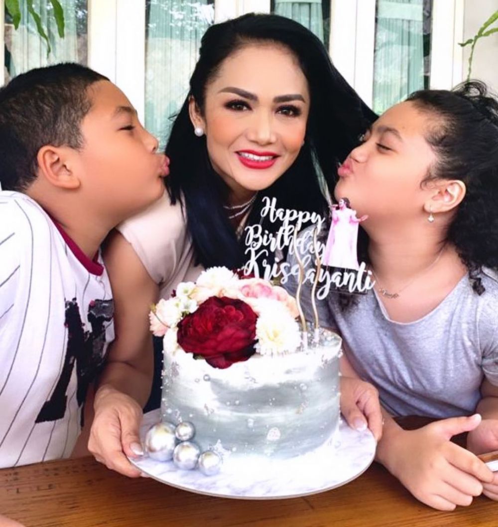 Potret kue ulang tahun 7 penyanyi wanita, milik Raisa curi perhatian