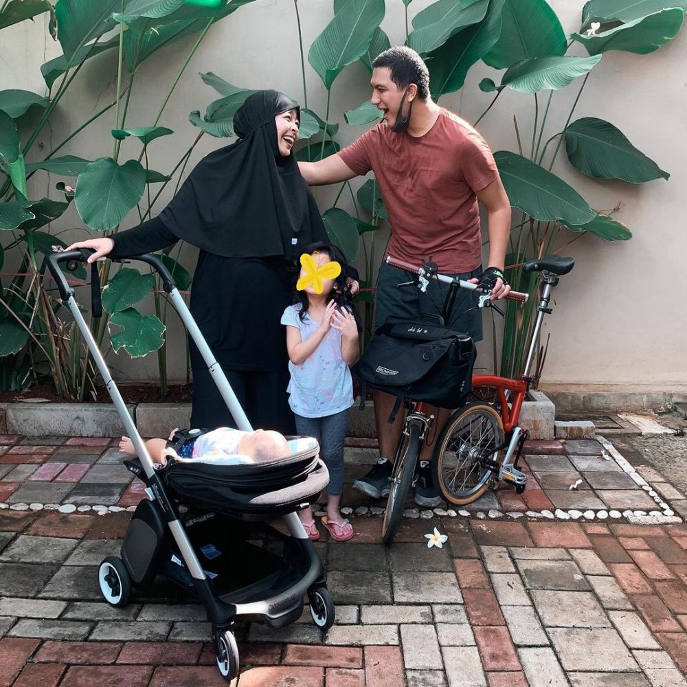 Momen 13 penyanyi wanita olahraga bareng anak, Momo Geisha main bola