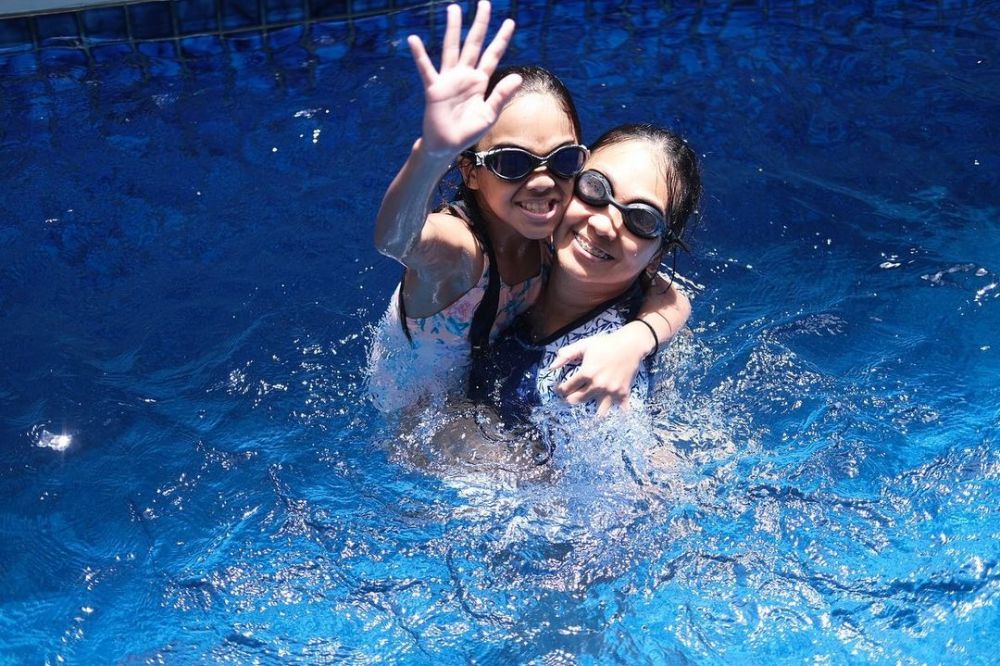 Momen 13 penyanyi wanita olahraga bareng anak, Momo Geisha main bola