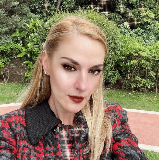 9 Potret terbaru ibu tiri Sergio 'Marimar', awet muda di usia 49 tahun