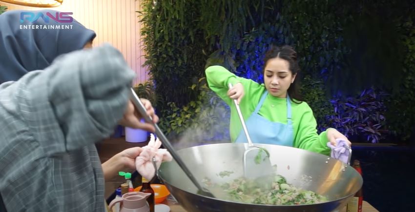 9 Masakan jumbo ala seleb ini bikin melongo, cocok buat kumpul