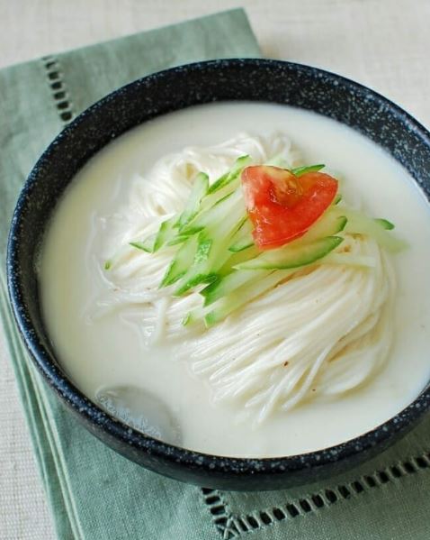 7 Hidangan mi ala Korea ini disajikan dingin, ada yang pakai es