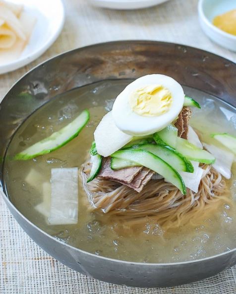 7 Hidangan mi ala Korea ini disajikan dingin, ada yang pakai es