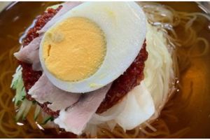 7 Hidangan mi ala Korea ini disajikan dingin, ada yang pakai es