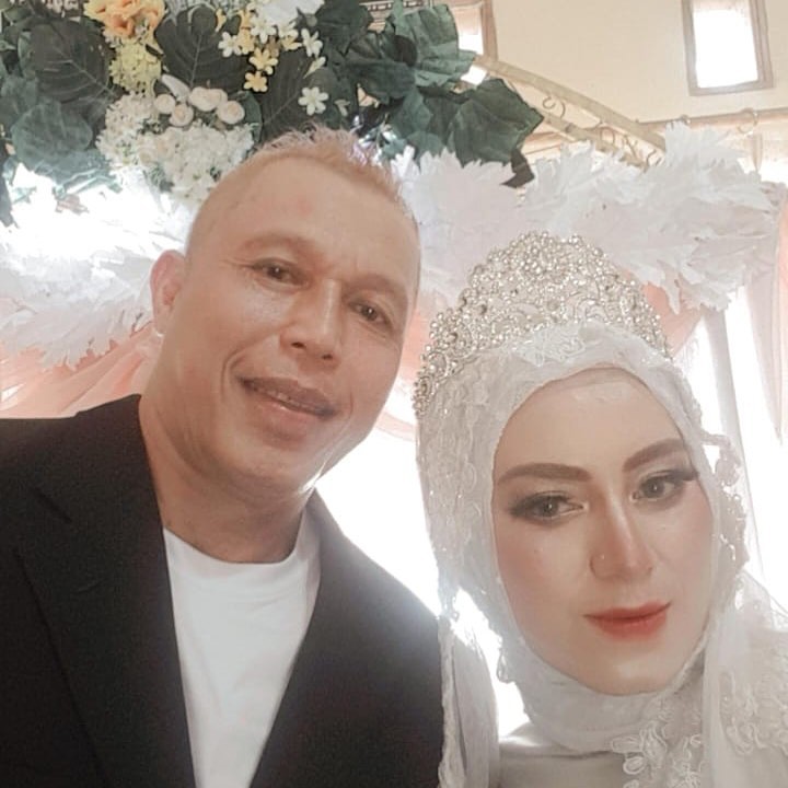 Terpaut 24 tahun, ini 11 potret mesra Bang Tigor dan sang istri