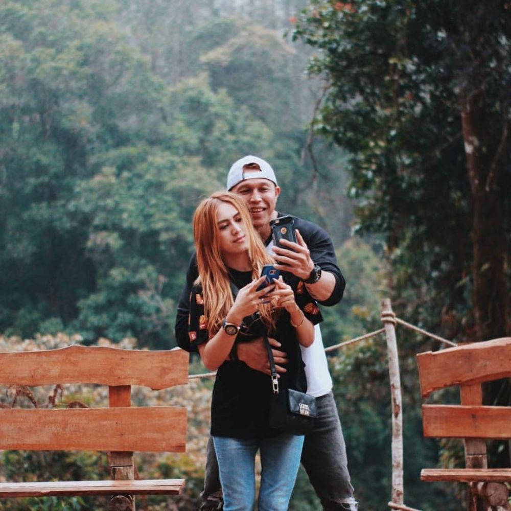 Terpaut 24 tahun, ini 11 potret mesra Bang Tigor dan sang istri