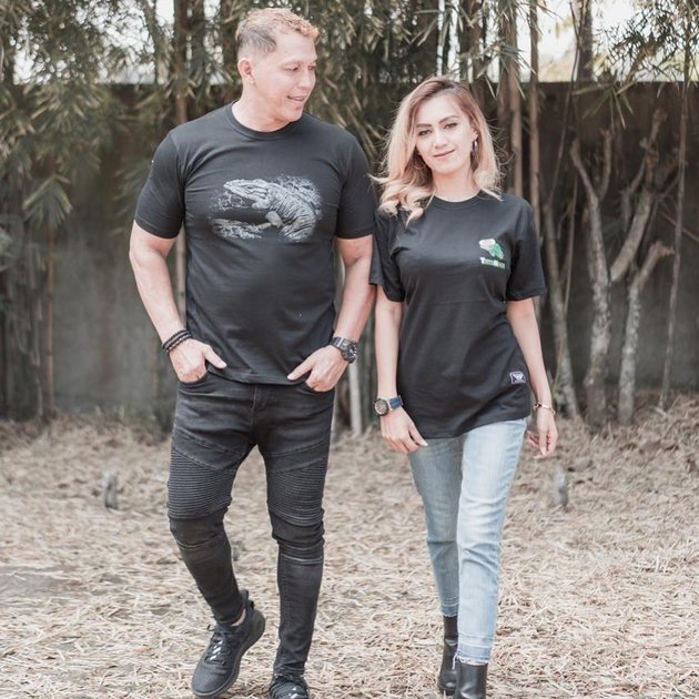 Terpaut 24 tahun, ini 11 potret mesra Bang Tigor dan sang istri