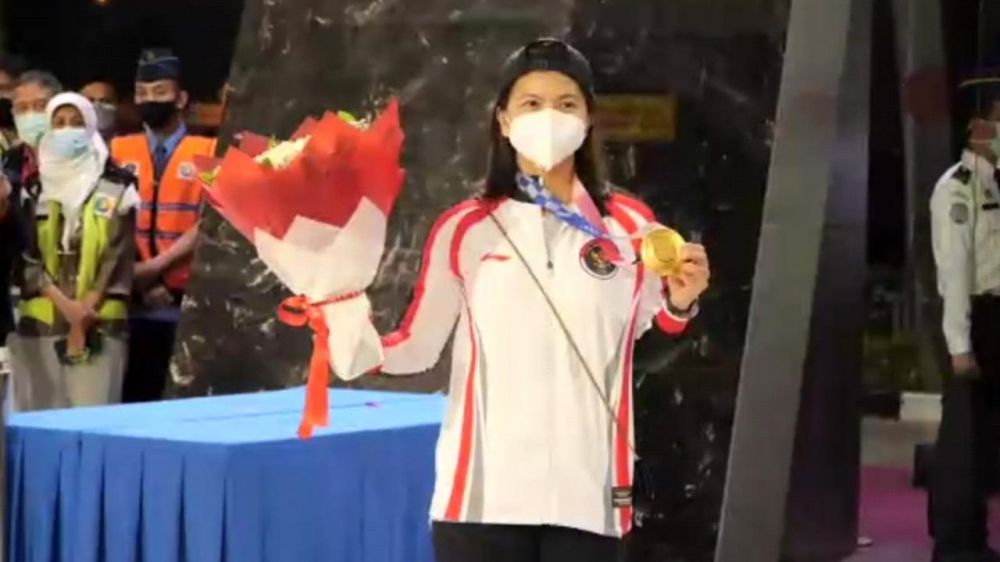 Momen Greysia Polii dan Apriyani tiba di Indonesia, disambut meriah