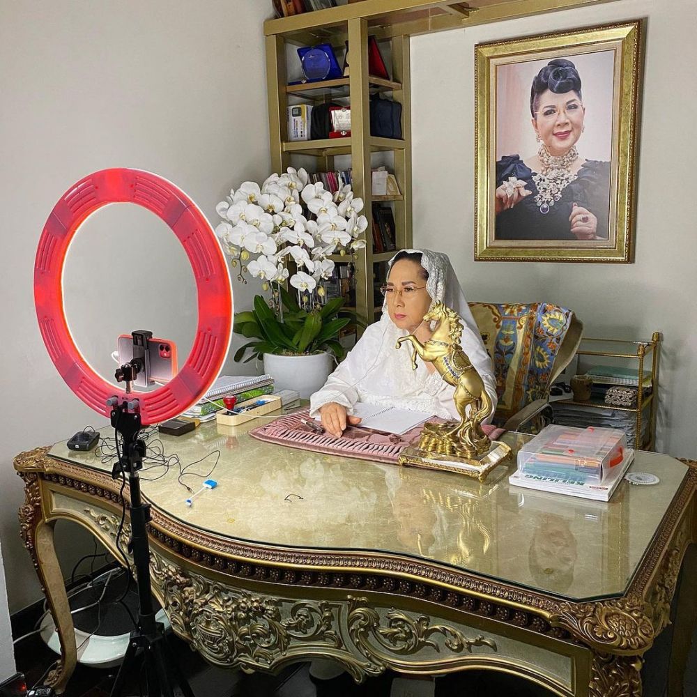 9 Penampakan rumah Titiek Puspa, koleksi piala jadi sorotan