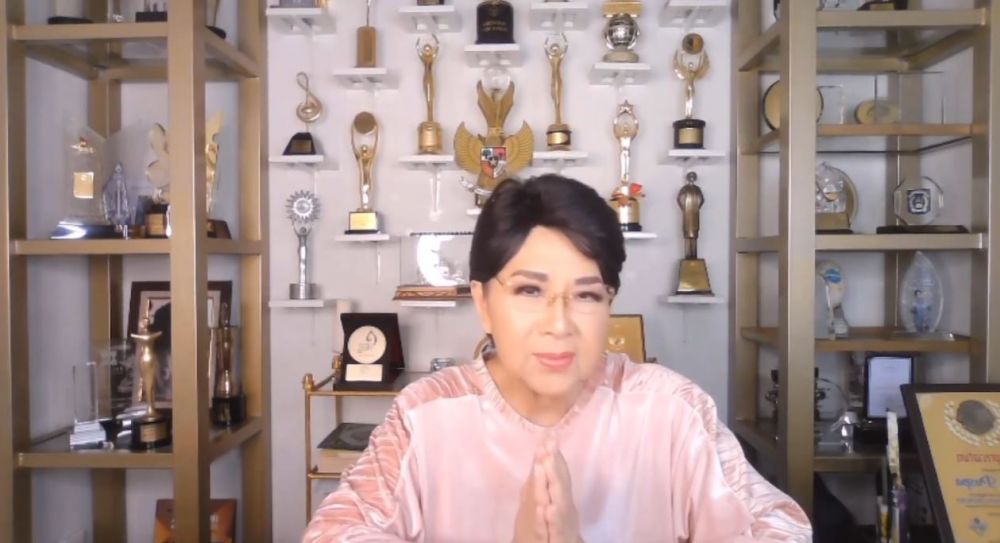9 Penampakan rumah Titiek Puspa, koleksi piala jadi sorotan