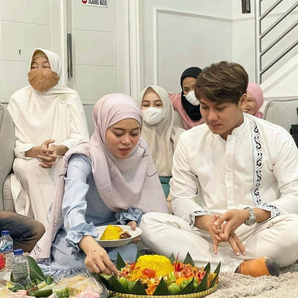 9 Momen ulang tahun Lesty Kejora ke-22, gelar syukuran di rumah