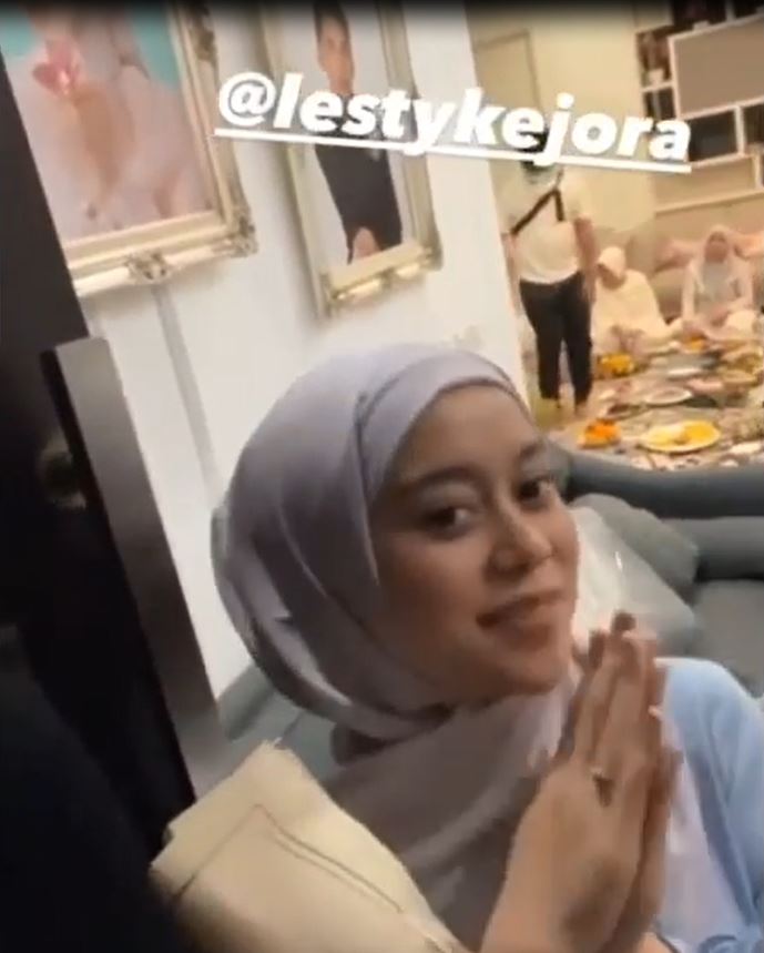 9 Momen ulang tahun Lesty Kejora ke-22, gelar syukuran di rumah