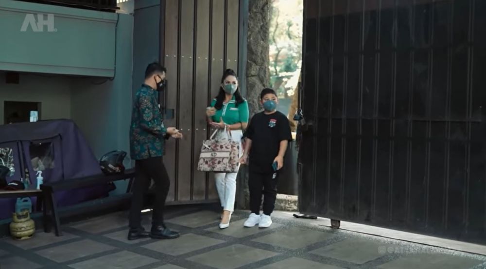 11 Momen Krisdayanti jenguk Atta-Aurel, makan mi hingga main kura-kura