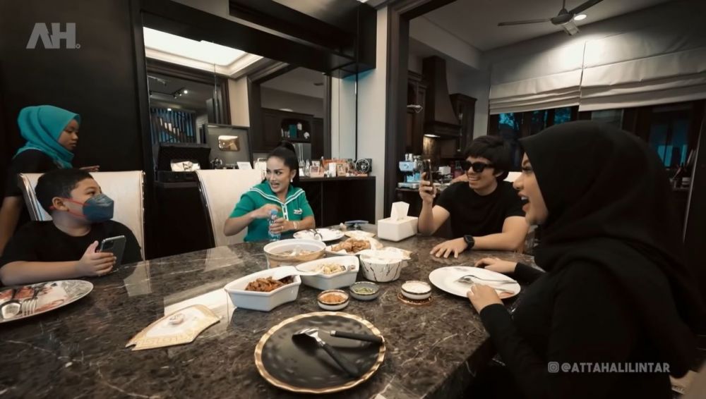 11 Momen Krisdayanti jenguk Atta-Aurel, makan mi hingga main kura-kura