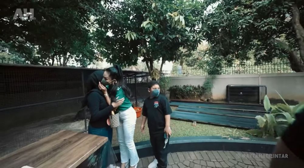 11 Momen Krisdayanti jenguk Atta-Aurel, makan mi hingga main kura-kura