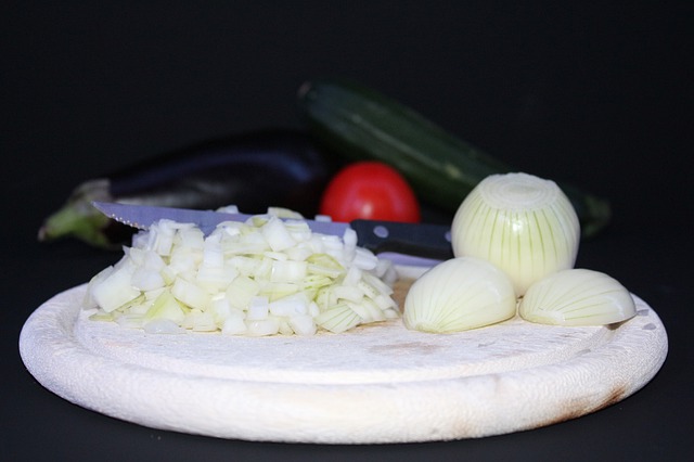 9 Cara ampuh memotong bawang bombay tanpa bikin mata menangis