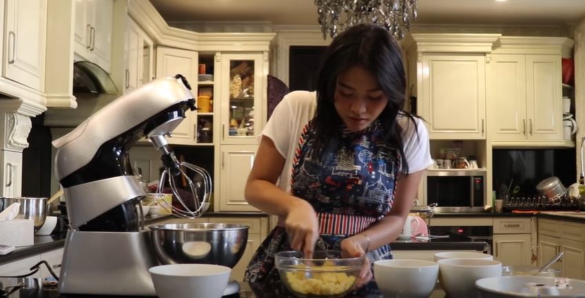 5 Tips bikin kue tape anti hancur ala Aurel Hermansyah, bisa dicoba