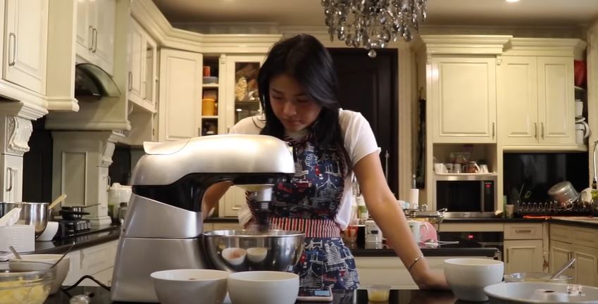 5 Tips bikin kue tape anti hancur ala Aurel Hermansyah, bisa dicoba