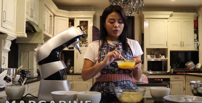 5 Tips bikin kue tape anti hancur ala Aurel Hermansyah, bisa dicoba