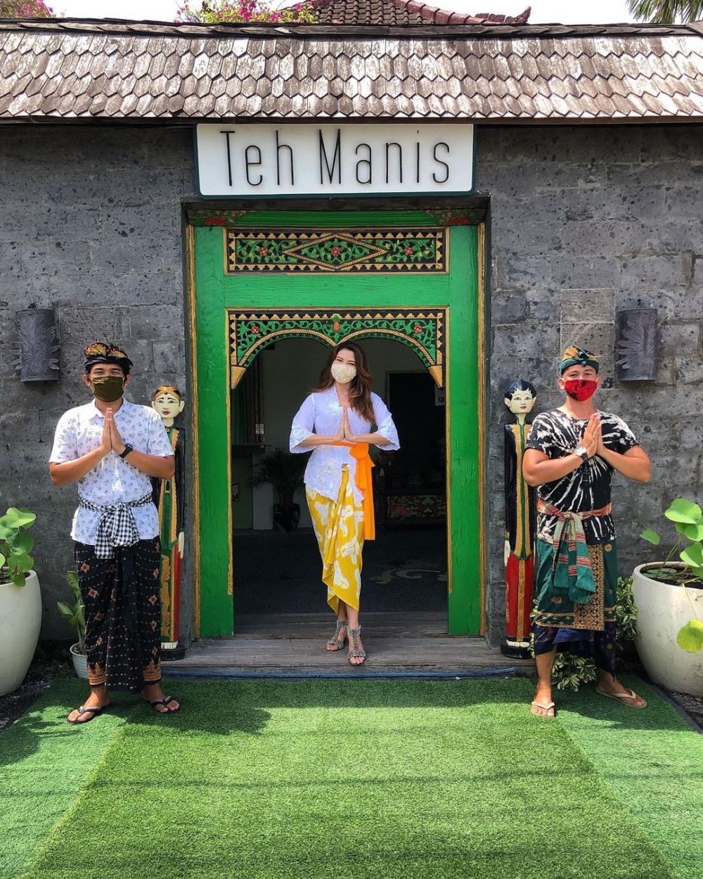 Potret 9 model catwalk pakai baju adat Bali, pesona Luna Maya melejit