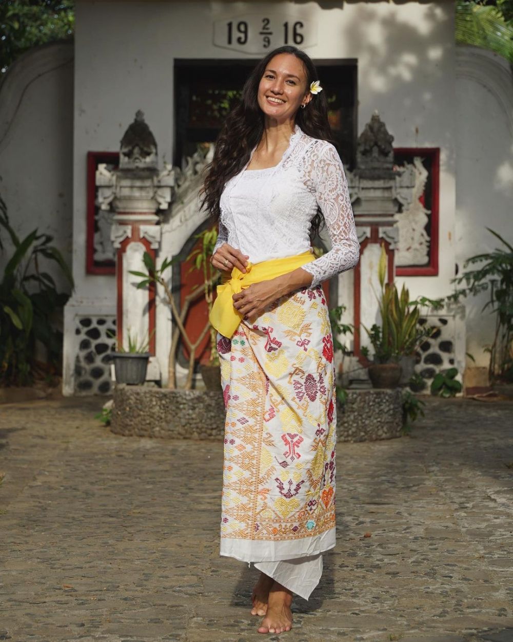 Potret 9 model catwalk pakai baju adat Bali, pesona Luna Maya melejit