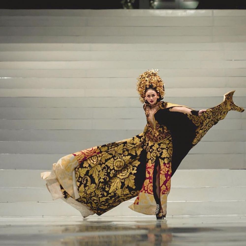 Potret 9 model catwalk pakai baju adat Bali, pesona Luna Maya melejit