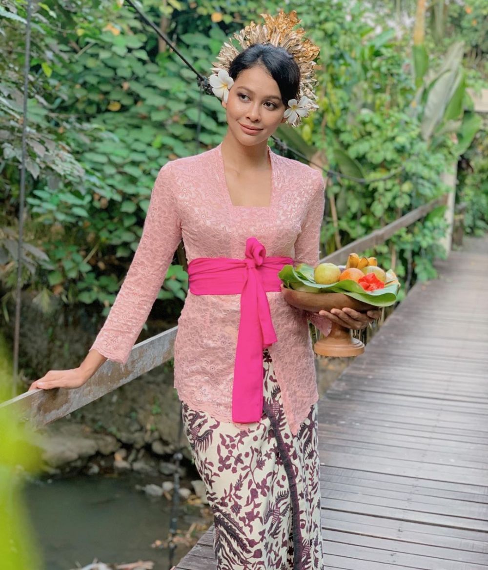 Potret 9 model catwalk pakai baju adat Bali, pesona Luna Maya melejit