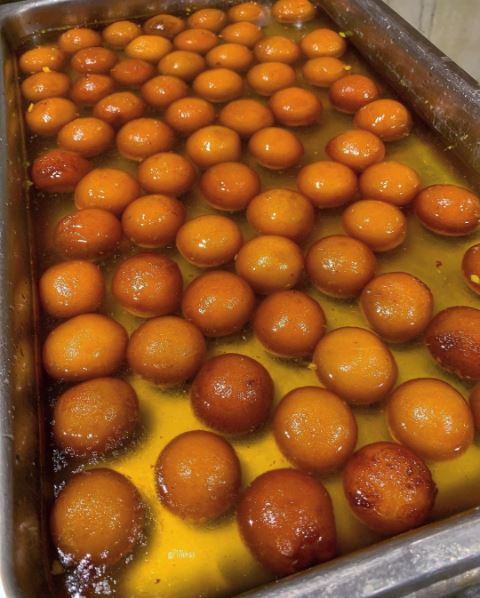 7 Makanan ini dibuat dengan campuran air mawar, bikin rasanya unik