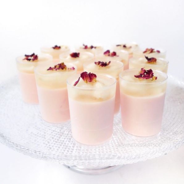 7 Makanan ini dibuat dengan campuran air mawar, bikin rasanya unik